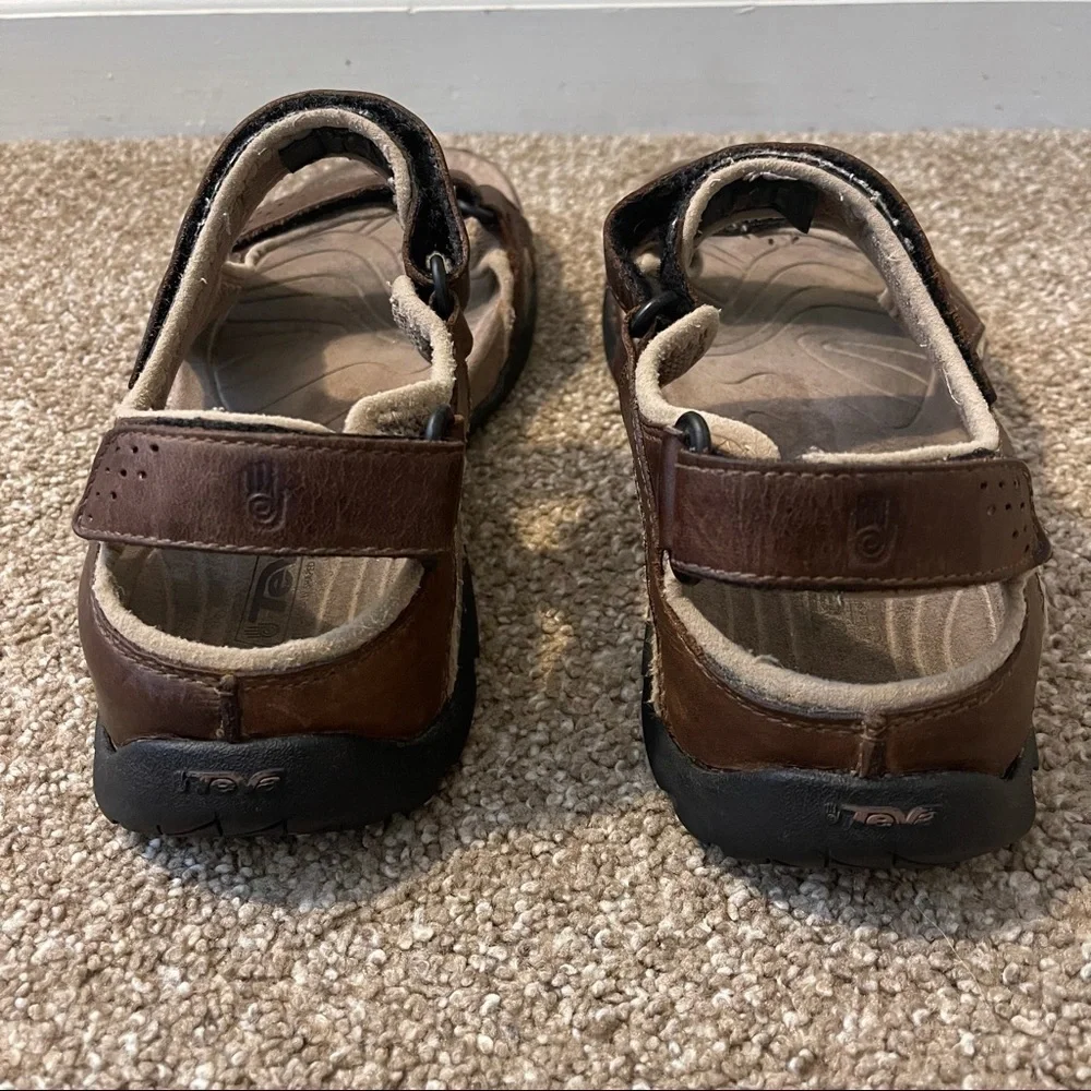 Teva strap sandals size possible 12 but heel to to measure 13.5 from bottom